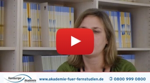 Im Video: Jeanette Gross, pädagogische Mitarbeiterin der HAF, erklärt Ziele, Inhalte und Unterschiede der Betriebswirt-Fernausbildung.